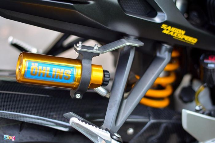  Giảm xóc Ohlins là trang bị không thể thiếu của dân chơi xe. Bộ giảm xóc sau là loại có bình dầu và có thể điều chỉnh nhiều thông số khác nhau, chi phí để sở hữu bộ giảm xóc này là hơn 30 triệu đồng. 