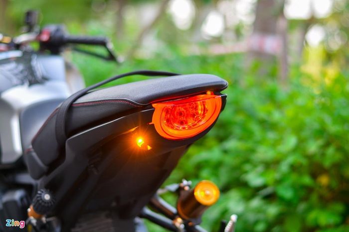  Đèn báo rẽ nhô ra phía sau cũng đã được thay thế bằng loại Motogadget M-Blaze Pin trông gọn gàng hơn, bù lại khả năng nhận diện khi di chuyển kém. 
