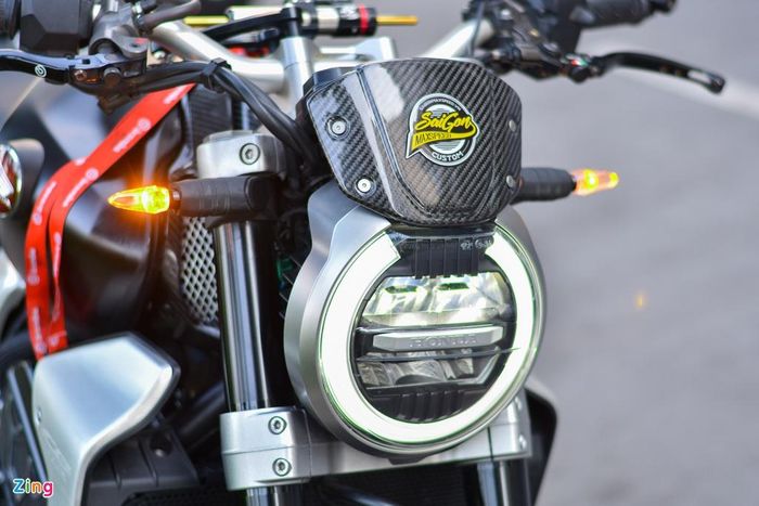  Phần đầu xe nổi bật với tấm ốp mặt nạ nhỏ gọn, hệ thống đèn chiếu sáng LED 2 tầng vẫn giữ nguyên. Đèn báo rẽ theo xe được thay thế bằng loại Motogadget M-Blaze Ice, cặp đèn này trị giá gần 3 triệu đồng. 