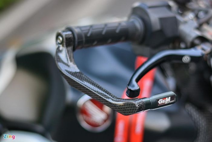 Cùm phanh trước là loại Brembo Billet có khả năng điều chỉnh xa gần và chống gãy, đi kèm là bình dầu CNC Racing. Xe cũng có thêm bộ bảo vệ tay thắng carbon GEM Speed. Tổng chi phí cho phần ghi đông bên phải là hơn 18 triệu đồng.
