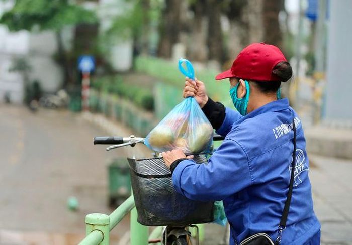 “Đây thật sự là một hành đồng ý nghĩa, dịch Covid-19 đã khiến công việc của chúng tôi gặp nhiều khó khăn. Thu nhập cũng thế mà giảm đi, những nhu yếu phẩm này sẽ giúp chúng tôi giảm đi những gánh nặng về kinh tế mỗi ngày”, chị Bình, đang làm việc tại chợ Long Biên, chia sẻ.