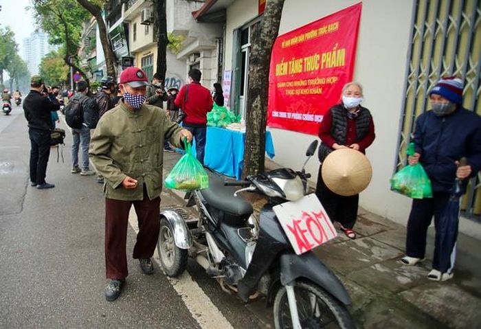 Món quà nhỏ được chính quyền vận động với sự chung tay của những cá nhân có tấm lòng vì cộng đồng là việc làm thiết thực để không ai bị bỏ lại phía sau vì dịch bệnh Covid-19.