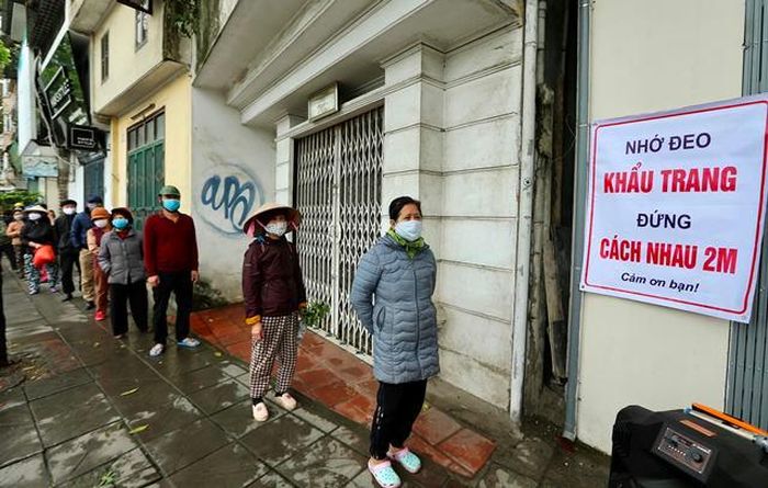 Tất cả người dân đều tuân thủ việc đeo khẩu trang và xếp hàng cách nhau 2m để nhận quà.
