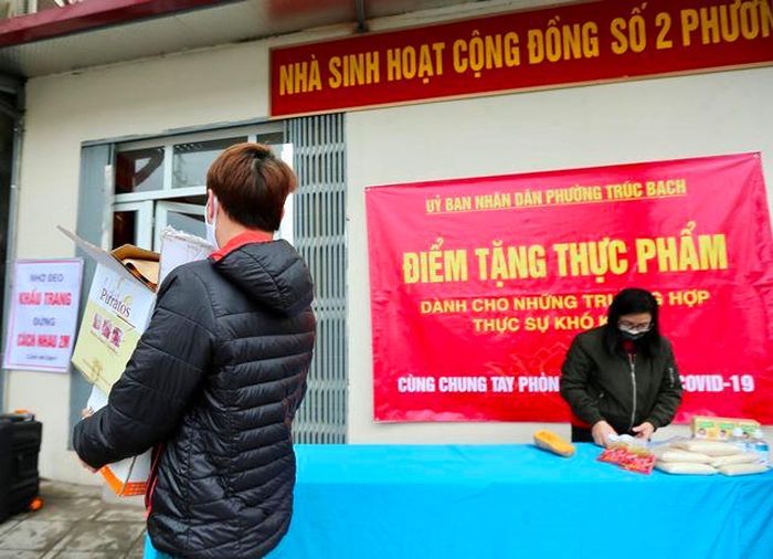 Theo Chủ tịch UBND phường Trúc Bạch Nguyễn Dân Huy, các mặt hàng nhu yếu phẩm thiết yếu được huy động từ các cơ quan đoàn thể, các nhà hảo tâm trên địa bàn đóng góp. Đây là hoạt động cần thiết của cộng đồng giúp những người có hoàn cảnh khó khăn cùng nhau vượt qua đại dịch.
