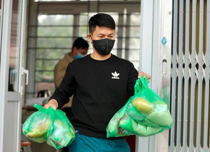 Mỗi một túi đều có 0,5kg gạo, trứng, xúc xích, khẩu trang kháng khuẩn, nước rửa tay… Một túi nhu yếu phẩm sẽ giúp người dân dùng trong một ngày.