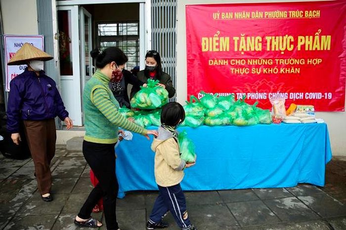 Bên cạnh triển khai tặng quà những người dân có hoàn cảnh khó khăn trên địa bàn phường tại địa điểm số 42 phố Yên Phụ, còn có các đội đi đến từng nhà phát cho những người không thể đi ra ngoài.