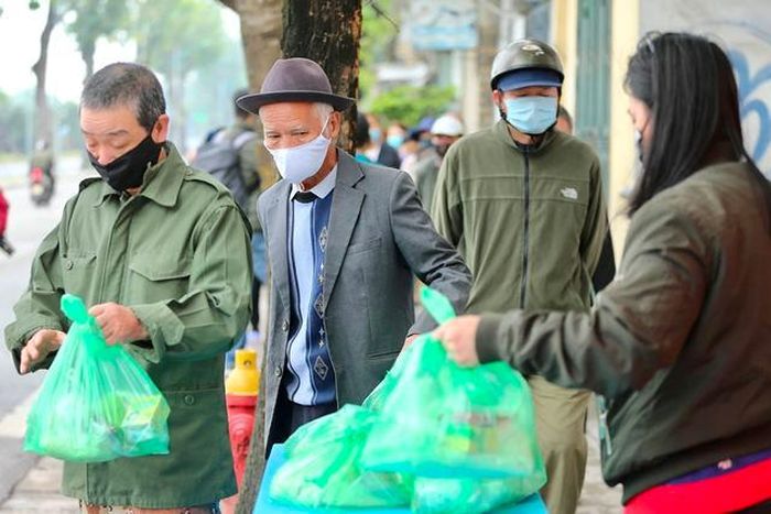 Mỗi ngày sẽ có 150 suất quà được phát miễn phí đến người dân có hoàn cảnh khó khăn.