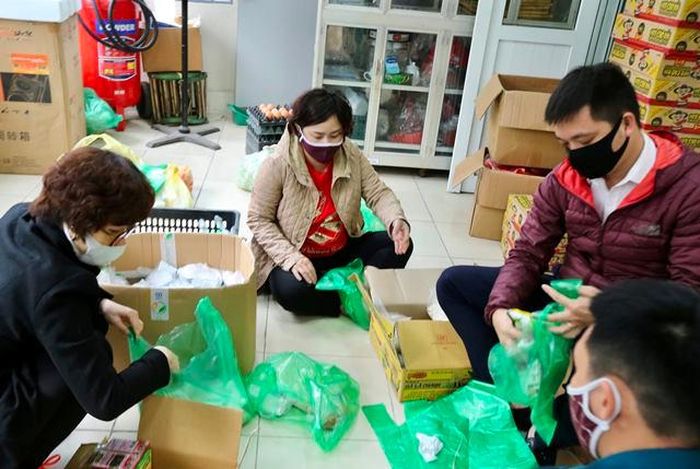 Ngay từ sớm, lực lượng chức năng đã chuẩn bị đóng gói các mặt hàng nhu yếu phẩm vào túi để phát cho người dân.