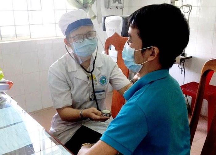 Bác sĩ Ka Lê Huyền khám bệnh, tư vấn sức khỏe cho người dân.
