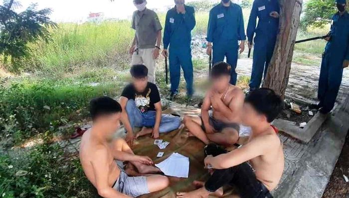 Một số trường hợp vi phạm bị lực lượng P. Nại Hiên Đông xử lý.