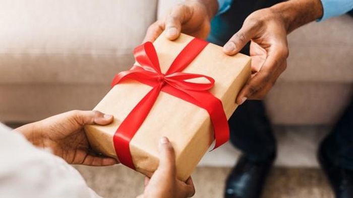 Hóa ra, bữa tiệc và những món quà đều là dành cho người chồng.