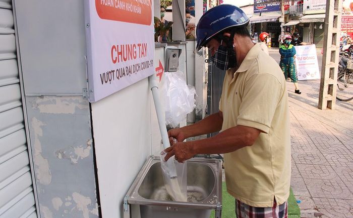 Mô hình phát gạo tự động, chỉ cần nhấn chuông là gạo chảy ra từ đường ống
