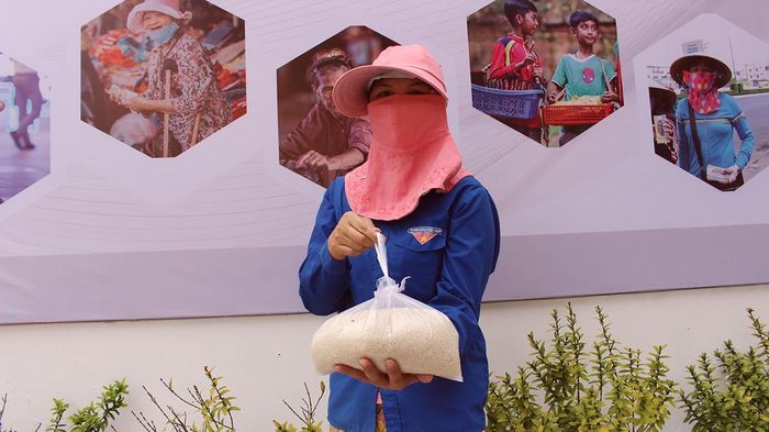 Suất gạo miễn phí làm ấm lòng người nghèo