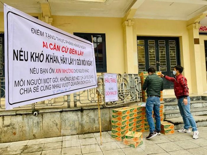 Công tác chuẩn bị các suất đồ ăn miễn phí được các thành viên nhóm từ thiện chuẩn bị kỹ lưỡng ngay từ sáng sớm.
