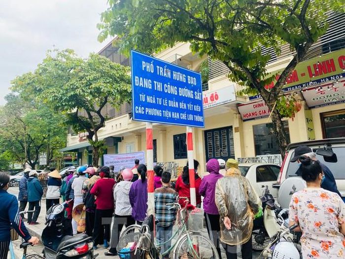 Người dân xếp hàng dài tại điểm nhận đồ ăn từ thiện trên phố Yết Kiêu, Hà Nội. Việc tụ tập đông người khiến công tác kiểm soát phòng, chống dịch COVID -19 gặp khó. Các nhóm từ thiện đã quyết định tạm thời không phát đồ ăn trong sáng nay để cùng các lực lượng chức năng tìm giải pháp an toàn, hiệu quả.
