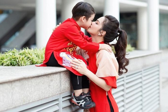 Nhật Kim Anh kể chuyện phải nuốt xót xa trả con về nhà nội dù bé muốn ở cạnh mẹ.
