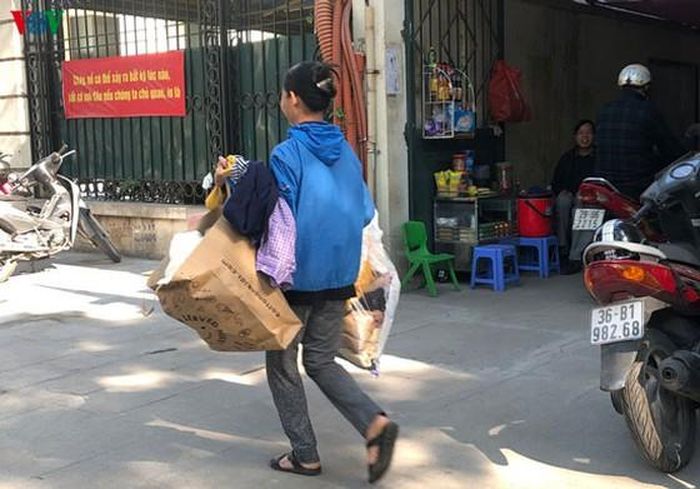 Đã từng xảy ra tình trạng những kẻ tham thường xuyên túc trực ở những tủ quần áo "0 đồng" để lấy đồ.
