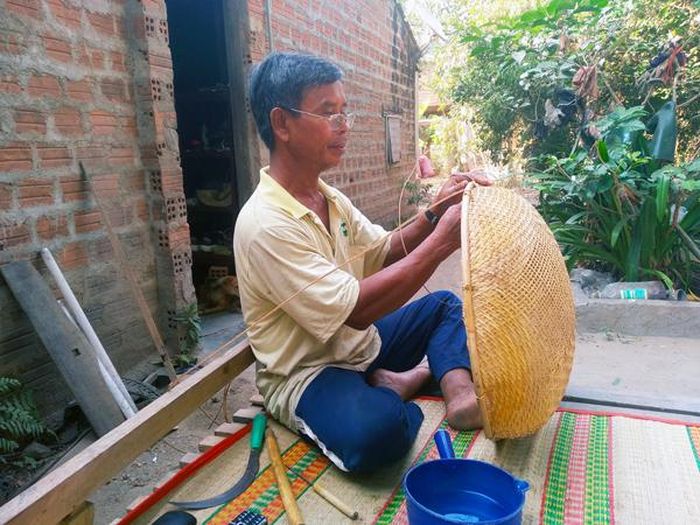 Ông Rah Lan Djeng (thôn Ma Rin 1, xã Ia Ma Rơn, huyện Ia Pa) cần mẫn đan rổ tre. Ảnh: R.H