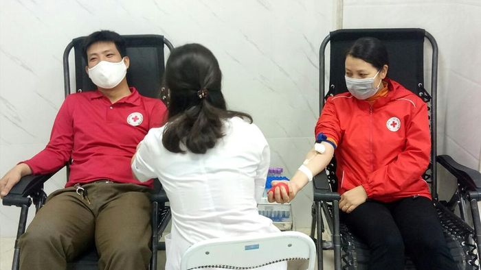 Hồ Phi Tiến và Lê Thùy Dương cùng hiến máu tình nguyện tại một chương trình của Hội chữ thập đỏ tỉnh.