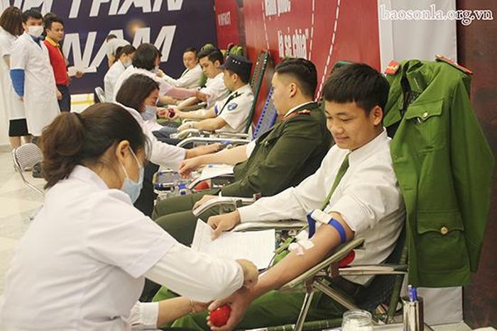Các lực lượng tham gia Chương trình hiến máu nhân đạo năm 2020 được tổ chức tại Trung tâm thương mại Vincom Plaza Sơn La.