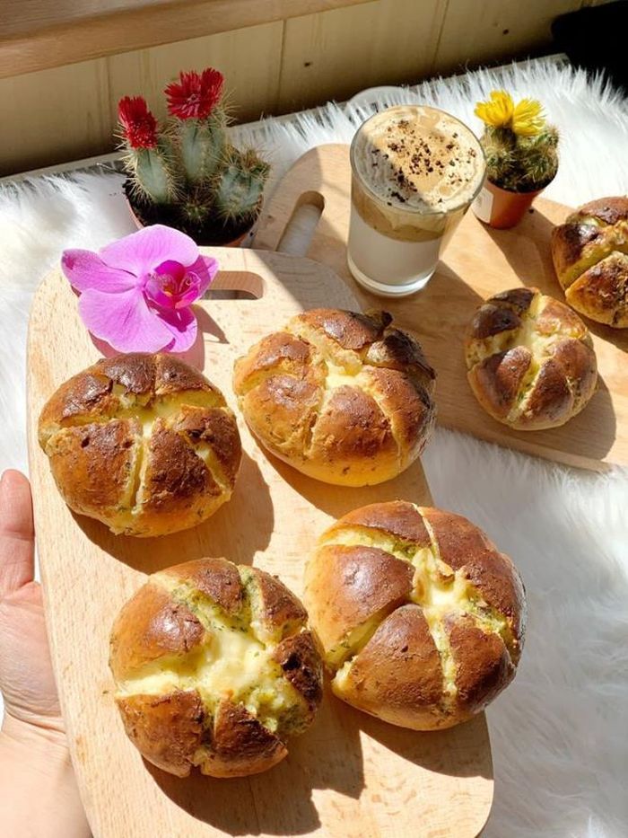 Chắc hẳn ai cũng biết món bánh mì phô mai bơ tòi và Dalgona coffee là hai món hot trend trong thời gian cách ly xã hội vừa qua. (Ảnh: Đặng Thùy Dung)