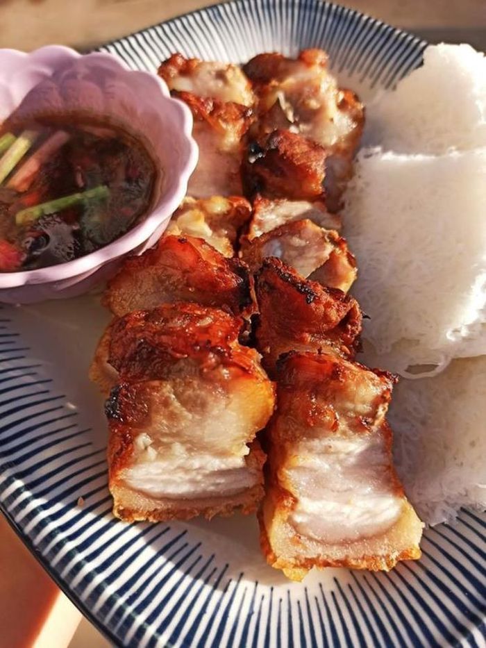 Heo quay chế biến từ nồi chiên không dầu rất đơn giản. (Ảnh: Mai Hoàng)