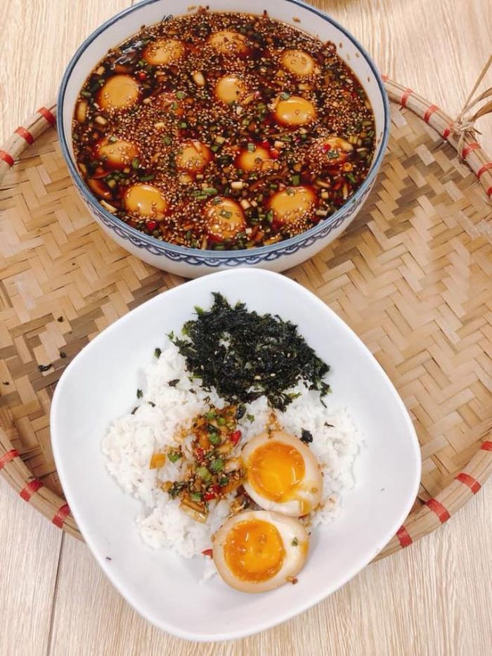 Món trứng ngâm tương ăn kèm cơm và rong biển không khác gì nhà hàng. (Ảnh: Linda Tuyet)