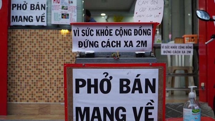 Cửa hàng của ông Nhân cũng trang bị đầy đủ nước rửa tay cho khách. Ảnh: NGUYỄN TIẾN