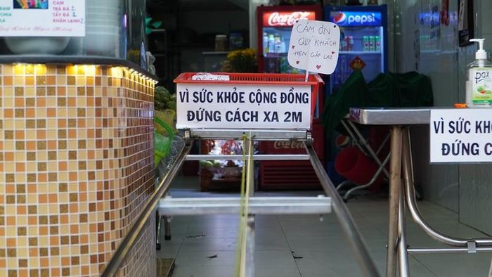 Ròng rọc được ông Nhân thiết kế có khoảng cách 2 m để đảm bảo an toàn trong mùa dịch. Ảnh: NGUYỄN TIẾN