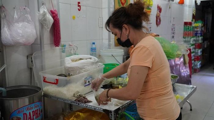 Nhờ sáng tạo chiếc ròng rọc để bán hàng nên thu nhập của gia đình ông Nhân cũng đủ trang trải. Ảnh: NGUYỄN TIẾN