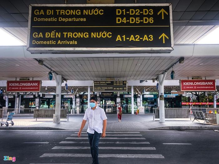  Với những chuyến bay đang khai thác, sân bay Tân Sơn Nhất yêu cầu hành khách phải đứng cách nhau tối thiểu 2 m, đeo khẩu trang bắt buộc, đo thân nhiệt... nhằm bảo đảm sức khỏe và phòng chống dịch Covid-19.