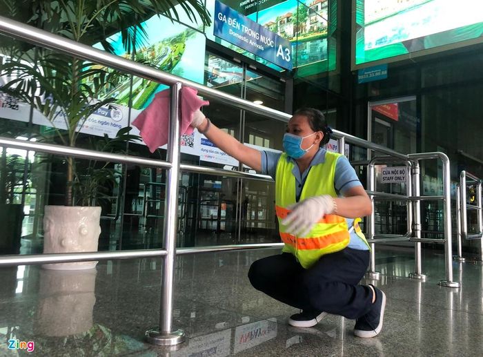  Sân bay chỉ còn vài nhân viên vệ sinh các khu vực theo ca làm việc. 