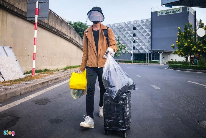  Những chuyến bay đi của một số hãng quốc tế vẫn hoạt động. Anh Dương (Quảng Bình) chuẩn bị thiết bị bảo hộ kỹ càng trước khi đáp chuyến bay đi Hàn Quốc để du học: "Việc bảo vệ bản thân kỹ càng như vậy là điều cần làm để đảm bảo an toàn trong việc phòng dịch trên chuyến bay. Sau khi sang Hàn Quốc, tôi sẽ liên tục kiểm tra nhiệt độ cơ thể để theo dõi tình hình sức khỏe của mình". 