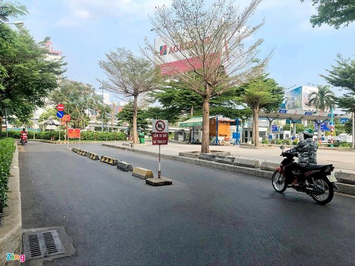  Chuyến bay giảm khiến sân bay trở nên vắng vẻ, khu vực phía ngoài không còn cảnh các tài xế xe ôm xếp hàng dài đợi đón khách. 