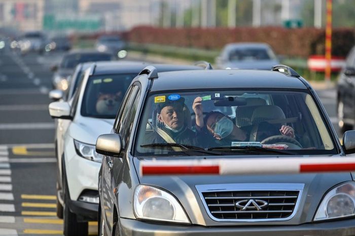  Tân Hoa xã cho biết xe ôtô đã nối nhau rời khỏi thành phố liên tục từ nửa đêm, sau khi rào chắn an ninh ở ngoại ô Vũ Hán được tháo dỡ. Hoạt động tại sân bay quốc tế Thiên Hà được khôi phục vào rạng sáng cùng ngày. Ảnh: AFP. 