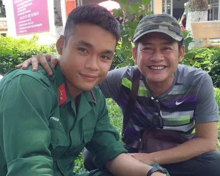 Tấn Beo tiễn con trai lên đường tham gia hỗ trợ tại tuyến đầu chống dịch.