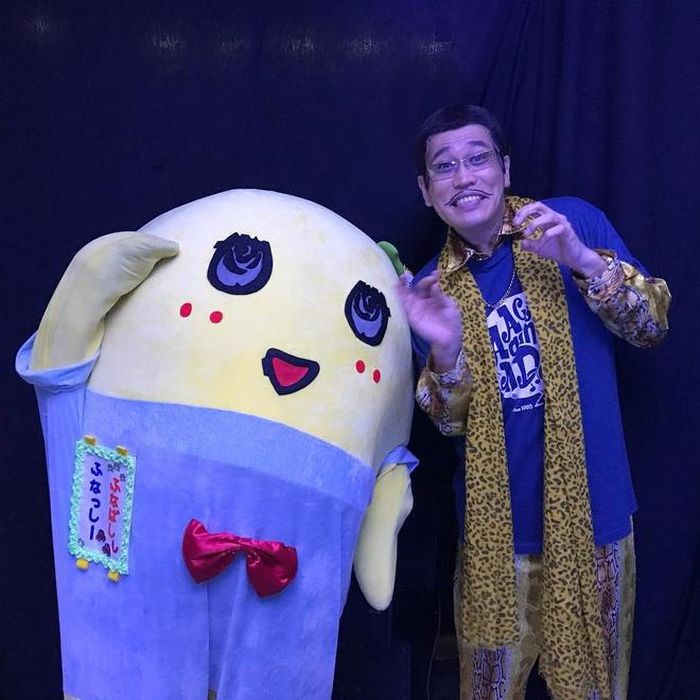  Piko Taro tên thật là Kosaka Kazuhito. Ông nổi tiếng ở nhiều nước châu Á sau khi Pen Pineapple, Apple Pen ra mắt vào tháng 8/2016. Ca khúc đứng đầu bảng xếp hạng Billboard Hot 100 tại Mỹ. Năm 2017, ông bí mật đăng ký kết hôn với người mẫu áo tắm Hitomi Yasueda, kém 15 tuổi.