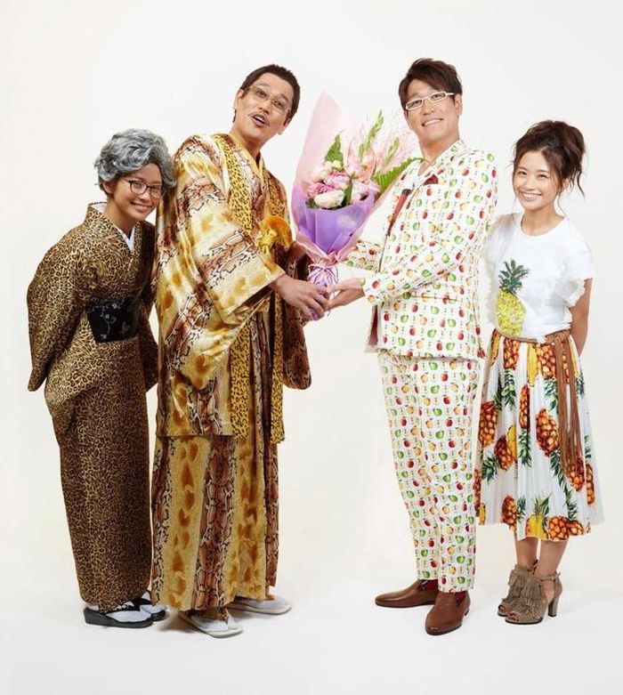  Không chỉ nổi tiếng với bài hát Pen Pineapple, Apple Pen, Piko Taro còn khiến khán giả nhớ đến hình ảnh đặc trưng trong bộ pyjama họa tiết da trăn đi kèm khăn choàng da báo nổi bật tông vàng nổi bật. Đây là món phụ kiện luôn xuất hiện cùng ông khi trình diễn ở bất cứ đâu và kết hợp được nhiều kiểu trang phục khác nhau. 