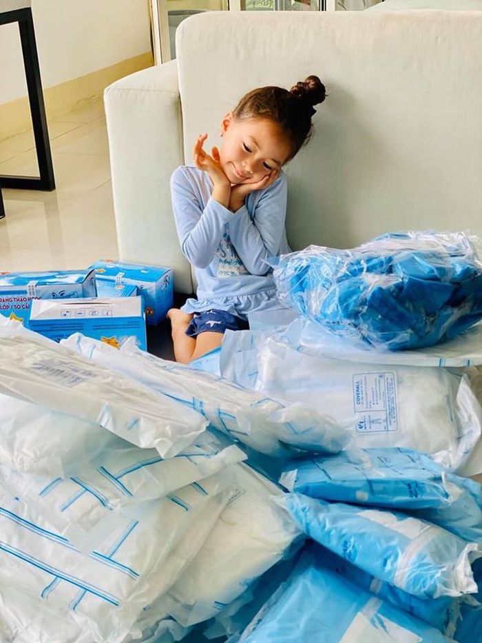 Ca sĩ Đoan Trang cùng con gái có mặt ở Bệnh viện Bệnh Nhiệt đới để tặng y, bác sĩ vật phẩm y tế.