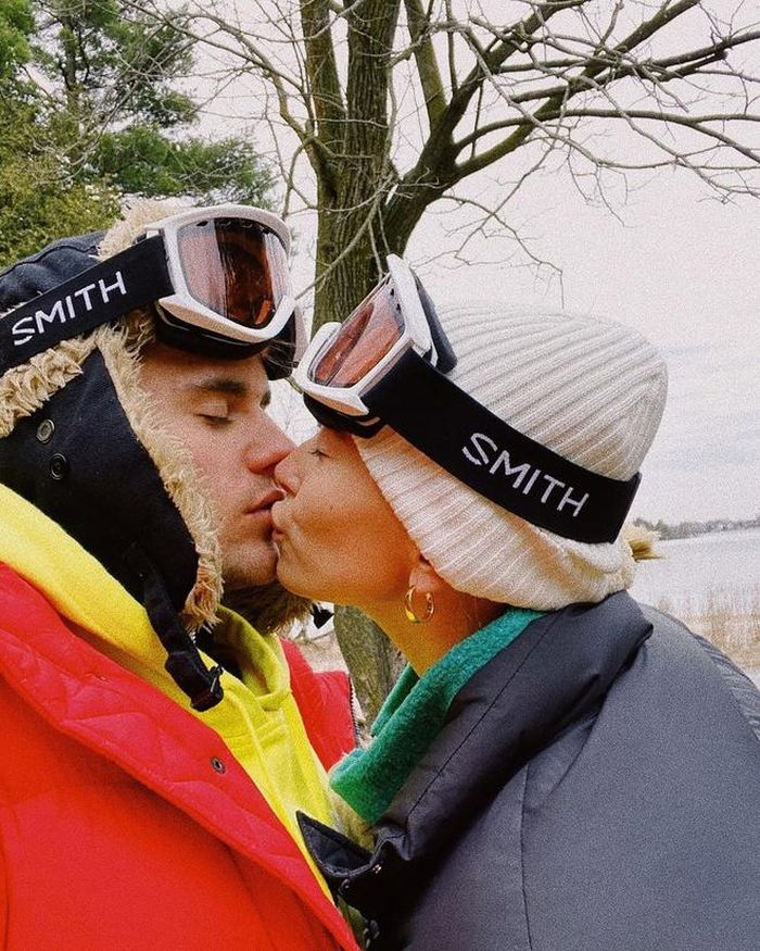  Vợ chồng Justin Bieber cũng tạm gác mọi công việc trở về Canada tránh dịch. Đây cũng là dịp hai ngôi sao nổi tiếng Mỹ có thời gian nghỉ ngơi. Trước đó, giọng ca Yummy và vợ tất bật trong việc chuẩn bị cho tour diễn sắp diễn ra. Hiện tại, Changes Tours đã chính thức bị hoãn vì ảnh hưởng Covid-19 trên toàn nước Mỹ. 