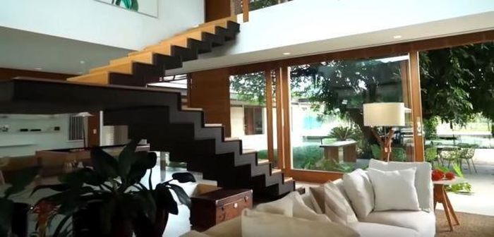  Biệt thự nơi Neymar đang tránh dịch rộng đến 10.000 m2. Siêu sao bóng đá đã mua căn hộ này với giá 9,3 triệu USD hồi năm 2016. The Sun khẳng định khu nhà cao cấp của Neymar có đầy đủ tiện nghi của bất kỳ căn hộ xa xỉ nào trên thế giới. Tuy nhiên, việc cách ly của cầu thủ Brazil được xem là công cốc khi anh vô tư ăn chơi giữa mùa dịch. 