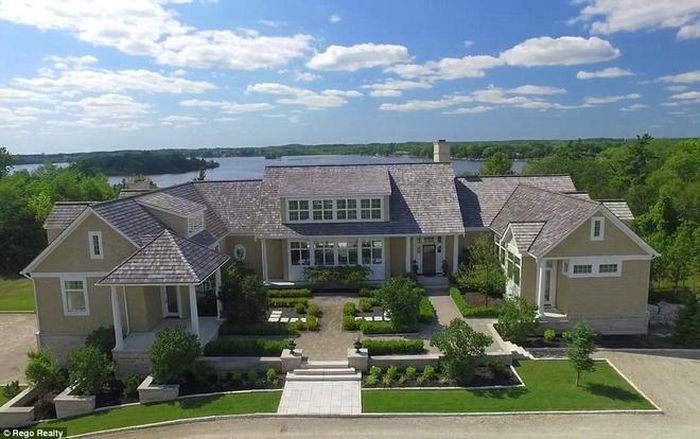  Căn biệt thự mà Justin Bieber đang cư trú tại Canada có giá lên đến 5 triệu USD. Khu nhà rộng 836 m2 được vợ chồng ca sĩ nổi tiếng mua từ năm 2018. Trong ngôi biệt thự có đến 4 phòng ngủ, 6 phòng tắm, kho rượu vang 2 tầng, phòng gym riêng và có cả hệ thống sưởi dưới nền nhà. 