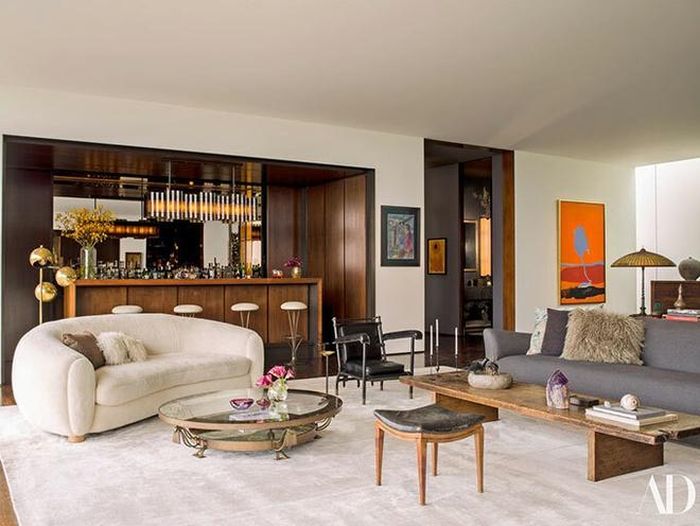  Aniston đang ở ẩn trong cơ ngơi trị giá 21 triệu USD tại Bel Air, Los Angeles, Mỹ. Trên trang cá nhân, sao phim The Morning Show thường đăng khoảnh khắc bình dị bên căn biệt thự đắt giá. Người đẹp cũng hạn chế ra ngoài, ở ẩn trong căn hộ xa hoa mà cô sắm được sau thời gian hoạt động nghệ thuật. 