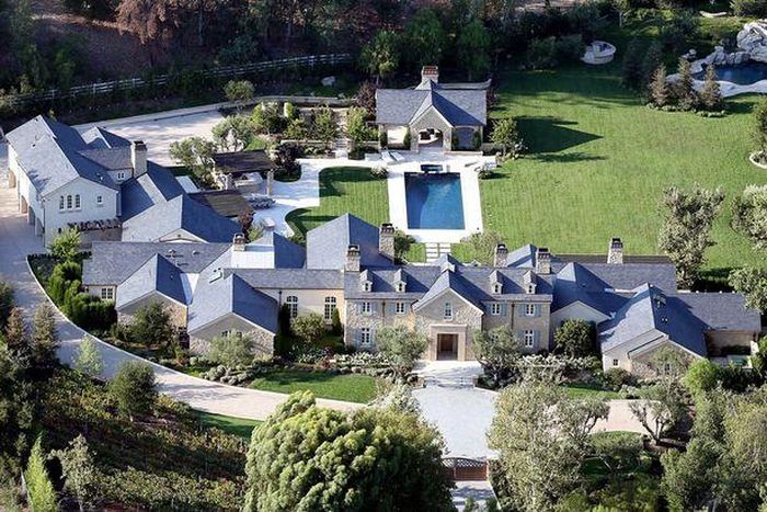  Trên trang cá nhân, Kim Kardashian tuyên bố sẽ không ra khỏi khu biệt thự xa xỉ cho đến khi hết dịch để đảm bảo an toàn tuyệt đối cho các con. Khu nhà trị giá 60 triệu USD sẽ được cả gia đình nhà Kanye West trú ngụ cho đến khi dịch Covid-19 qua đi. Khu nhà của vợ chồng West vốn nổi tiếng là xa xỉ với đầy đủ tiện nghi, khuôn viên rộng rãi và có cả rạp chiếu phim trong nhà. 