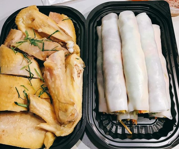 Một số khách hàng của KOM9 khá hài lòng với chất lượng đồ ăn. Tài khoản Lieuzgx9 để lại nhận xét trên trang đặt hàng: "Hôm nay mình gọi đồ ăn lúc 1h15, tưởng rằng đêm lạnh đồ ăn sẽ nguội, hóa ra vẫn ngon lành. Chân gà vẫn không bị ỉu mà vẫn thơm ngon". Ảnh: Ship Đồ Ăn Đêm KOM9 Hà Nội. 