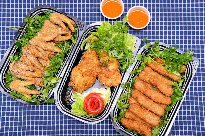  Khách hàng Đặng Thanh đánh giá dịch vụ giao đồ ăn đêm của quán Hà Béo là: "Đồ ăn gói gọn gàng, giữ nóng tốt. Quán cũng chu đáo, chuẩn bị đầy đủ nước chấm và các vật dụng thìa đũa, khăn lau". Ảnh: Ship Đồ Ăn Đêm Hà Béo Hà Nội. 