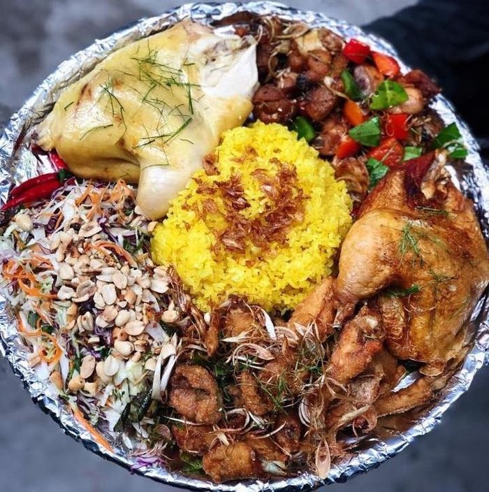  Các món gà của quán không chỉ thơm ngon, nóng hổi mà còn được chuẩn bị chu đáo đồ ăn kèm như salad, rau sống giúp chống ngấy. Ảnh: Ship Đồ Ăn Đêm Khoa Gà. 
