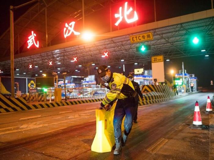 Nhân viên nhà ga đường sắt cao tốc phía Tây Vũ Hán, tỉnh Hồ Bắc, Trung Quốc dỡ bỏ phong tỏa, ngày 8/4/2020. Ảnh: THX/TTXVN