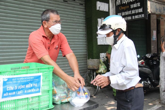 Các tình nguyện viên cũng luôn nhắc nhở mọi người rửa tay sát khuẩn trước khi nhận cơm