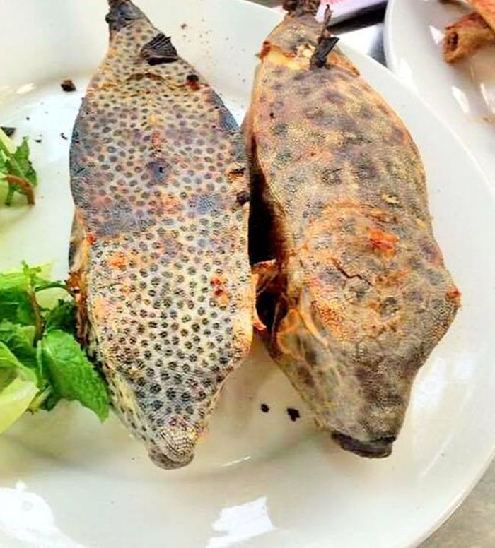 Cách ăn loại cá này là nướng trên lửa. Sau đó, lôt lớp da ngoài rồi cuốn thịt bên trong với các loại rau hoặc chấm với nước mắm.